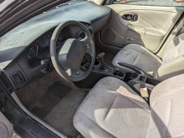 2001 Saturn S Series - Image 2